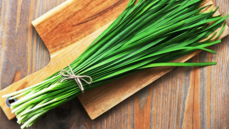 Trị ho bằng lá hẹ chưng đường phèn